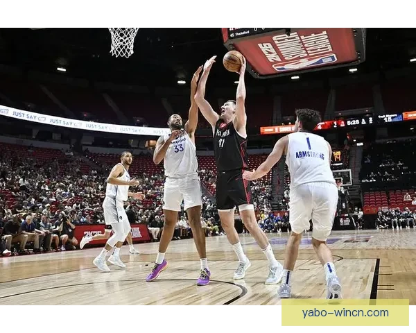 开拓者全家福大合照：杨瀚森C位领衔，利拉德昔日位置成回忆