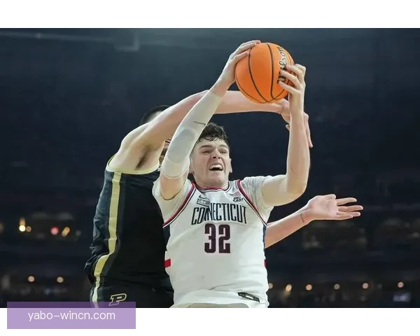 开拓者全家福大合照：杨瀚森C位领衔，利拉德昔日位置成回忆